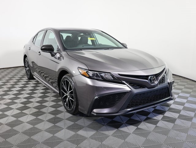 Used 2024 Toyota Camry SE image 3