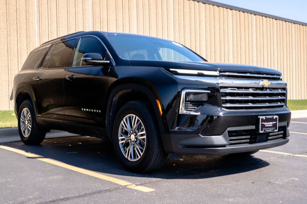 Used 2025 Chevrolet Traverse LT image 2