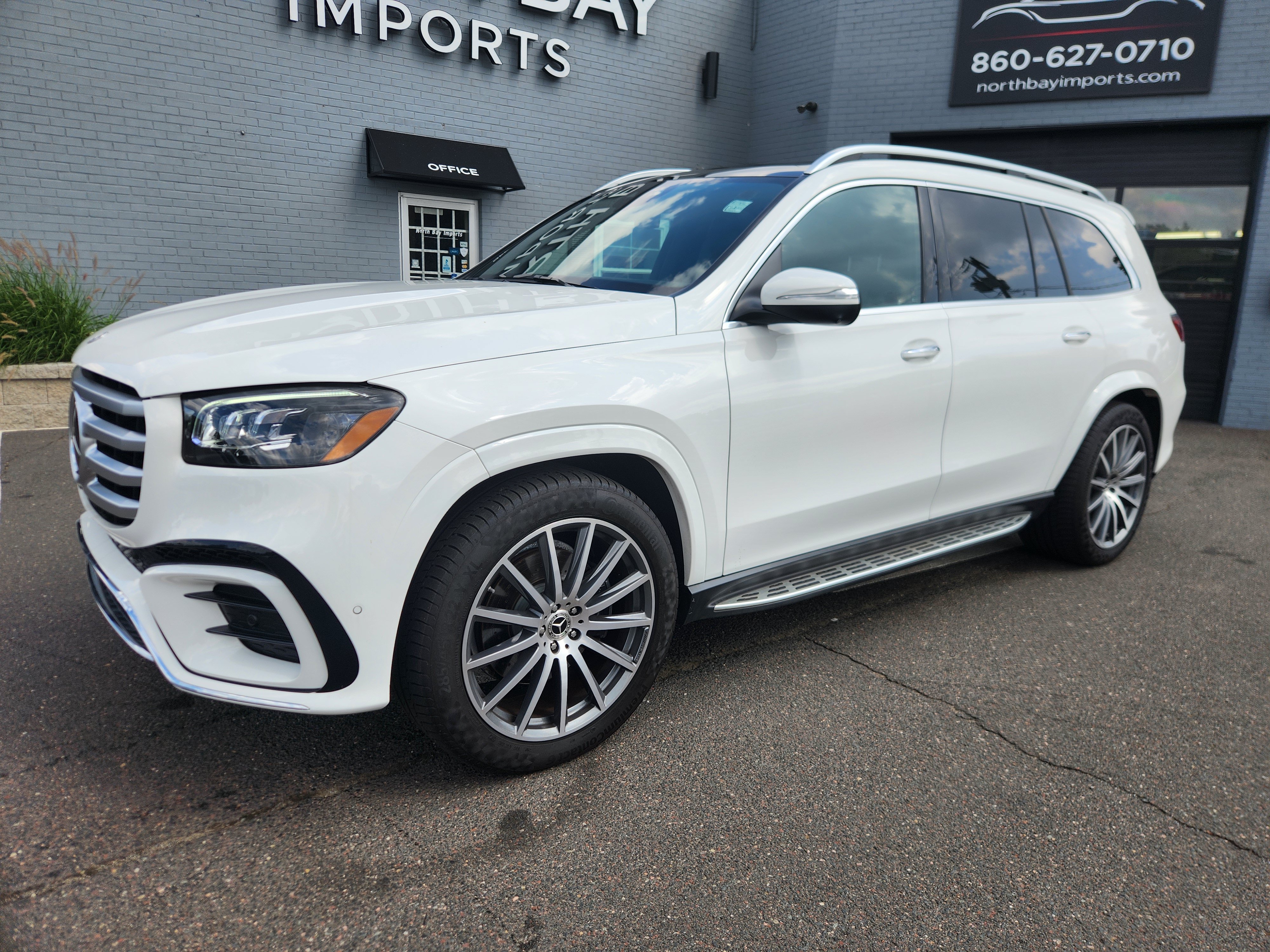 Used 2024 Mercedes-Benz GLS 450 4MATIC w/ AMG Line Exterior image 3