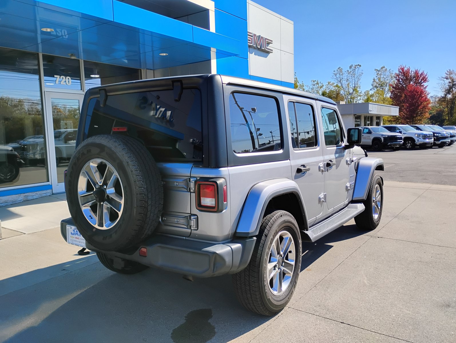 Used 2018 Jeep Wrangler Unlimited Sahara AWD/4WD image 8