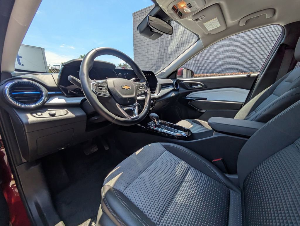 Used 2025 Chevrolet Trax LT w/ LT Convenience Package FWD image 15