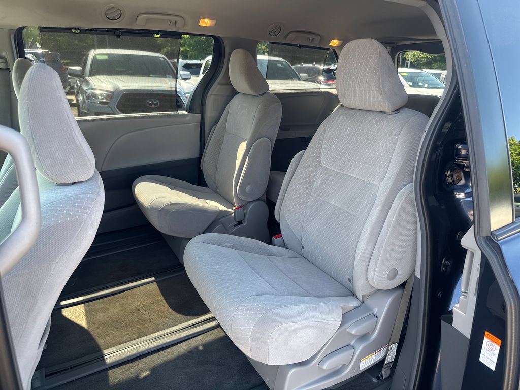 Used 2018 Toyota Sienna LE AWD/4WD image 35