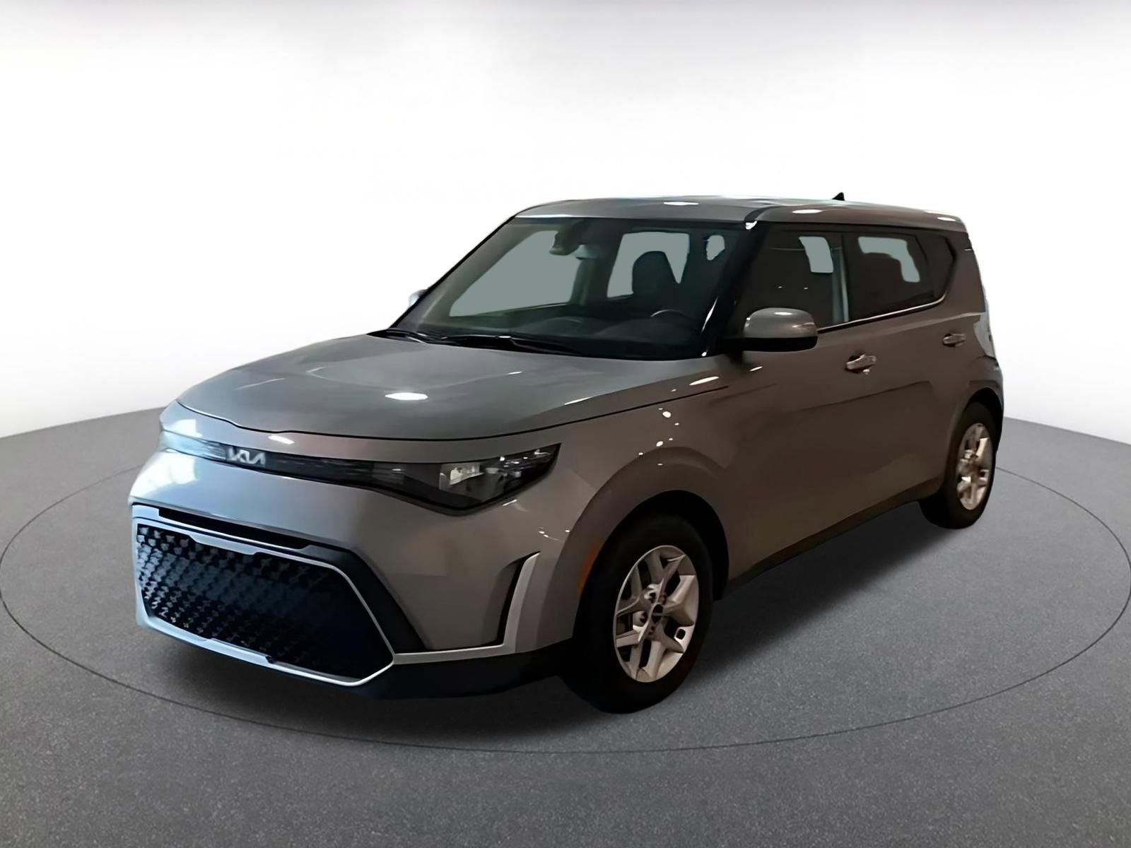 Used 2025 Kia Soul LX w/ LX Technology Package FWD image 4
