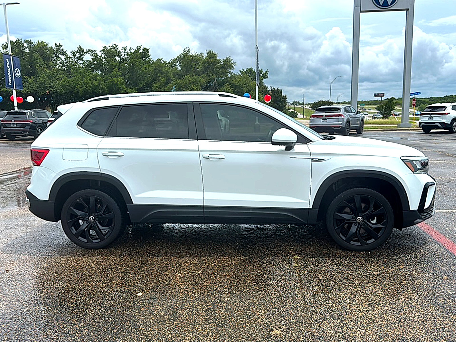 Used 2023 Volkswagen Taos SE w/ Panoramic Sunroof Package FWD image 9