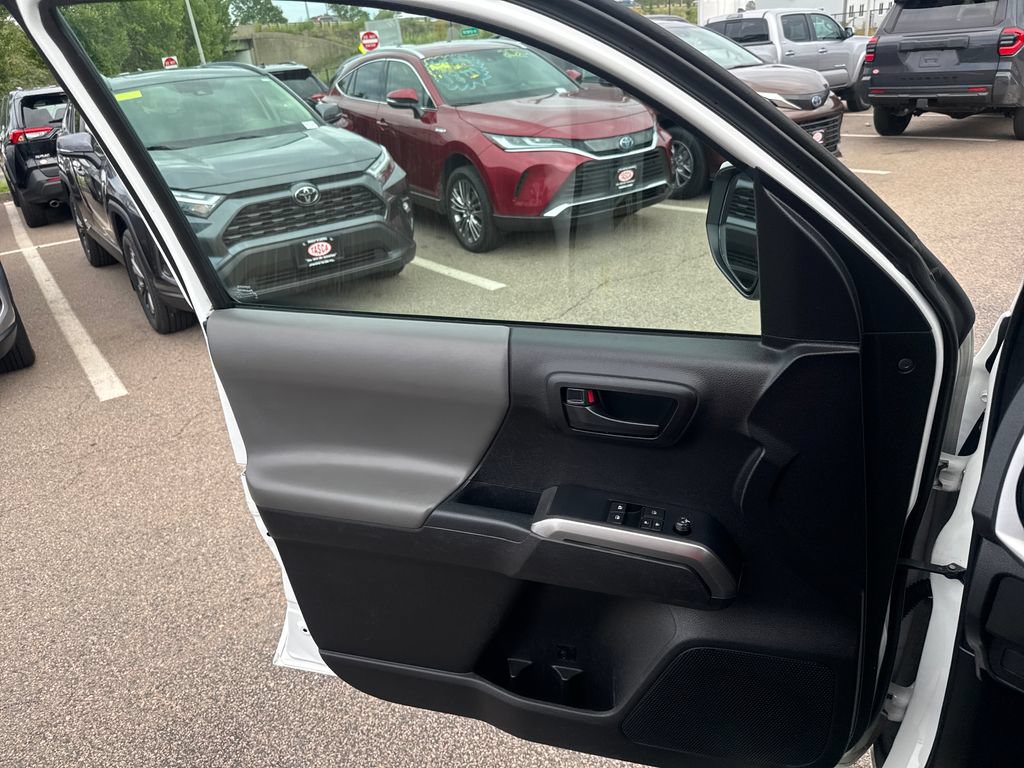 Used 2022 Toyota Tacoma SR5 RWD image 33