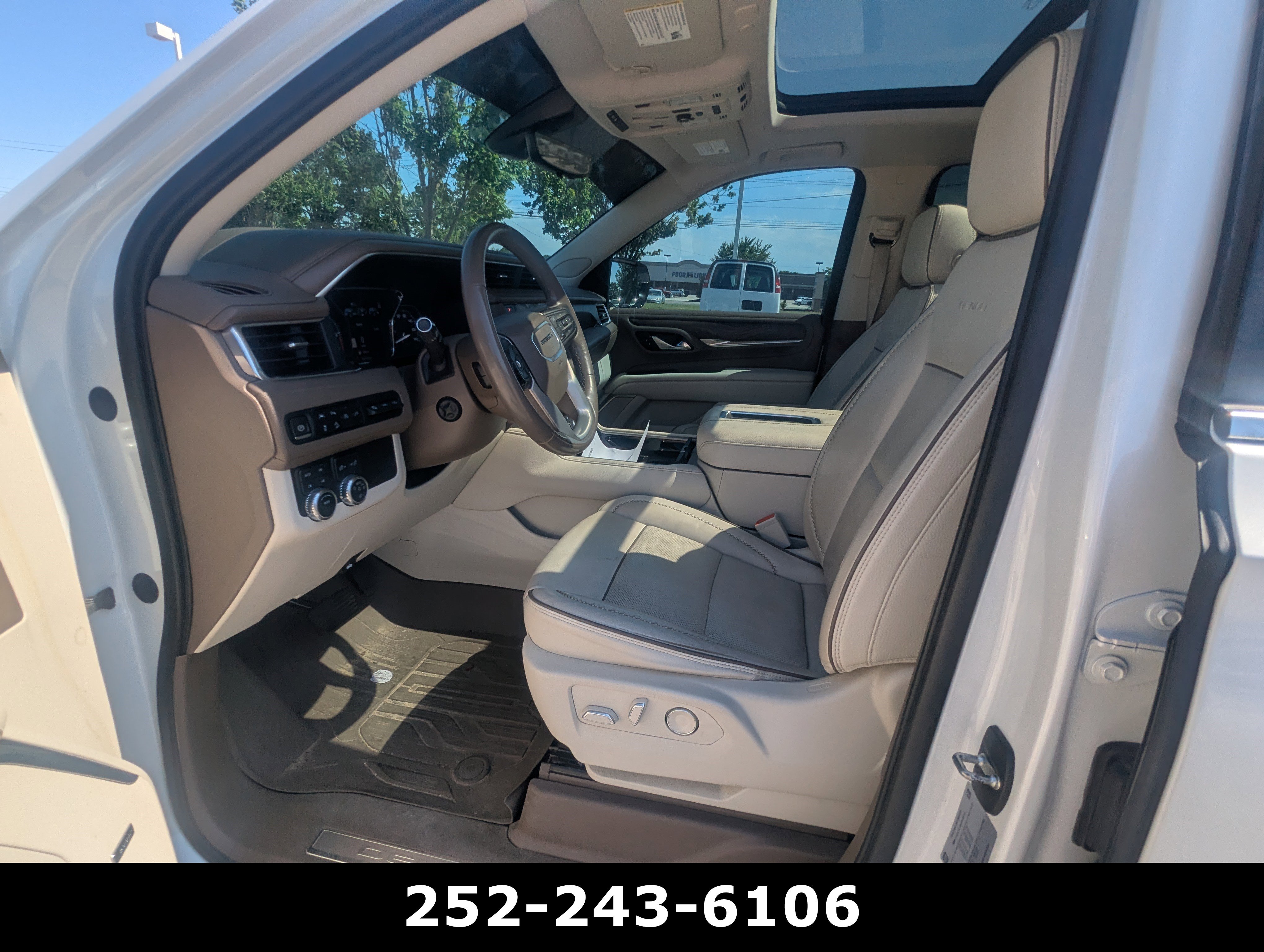 Used 2021 GMC Yukon XL Denali w/ Denali Premium Package AWD/4WD image 15
