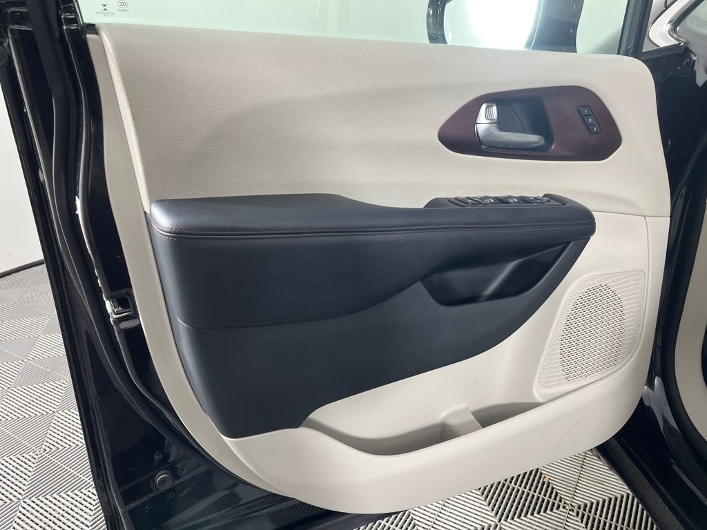 Used 2020 Chrysler Pacifica Limited image 10