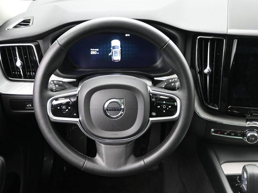 Used 2025 Volvo XC60 B5 Plus image 22