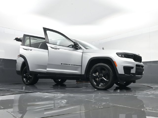Used 2023 Jeep Grand Cherokee L Laredo AWD/4WD image 33