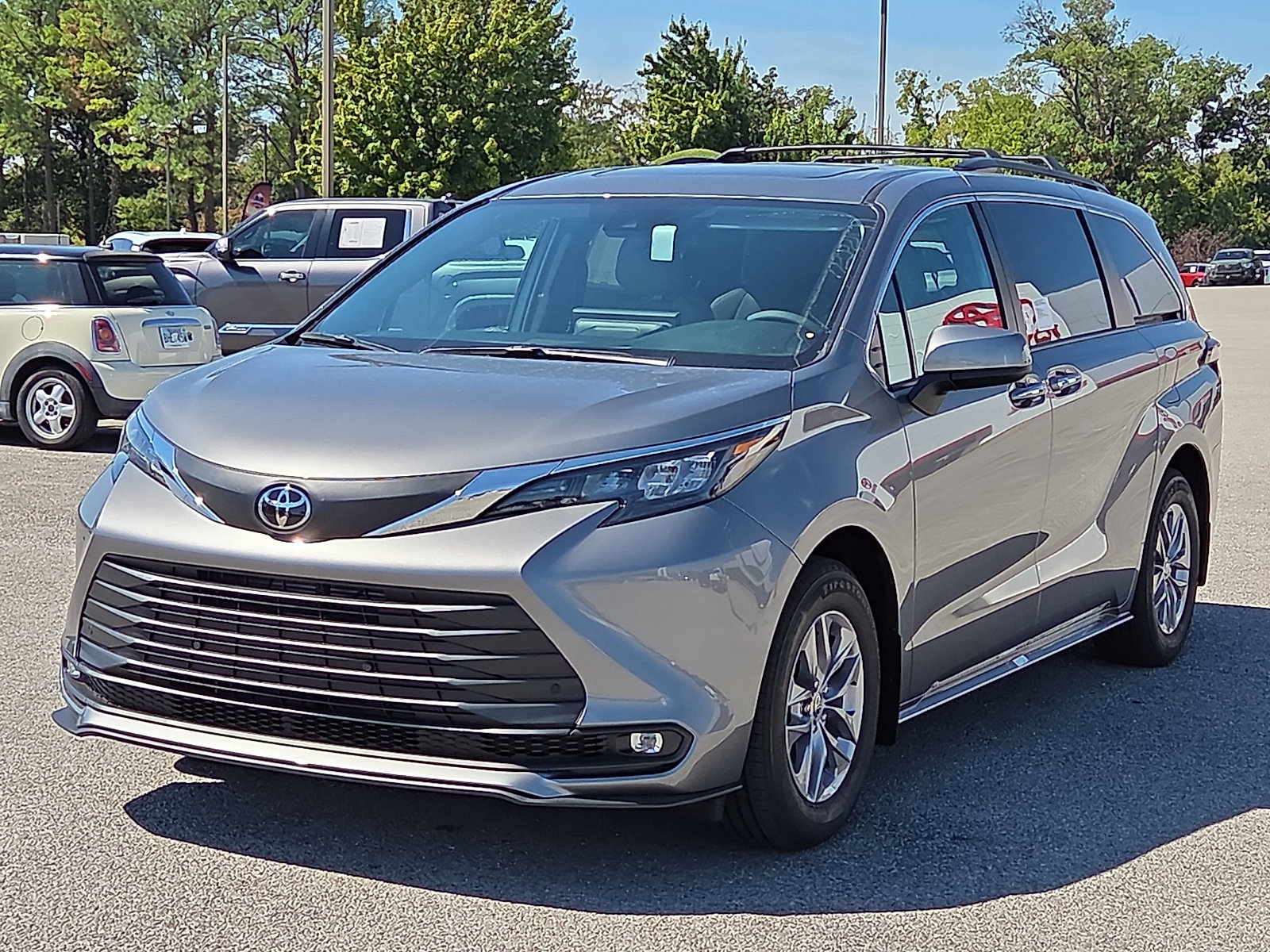 New 2026 Toyota Sienna XLE FWD image 2