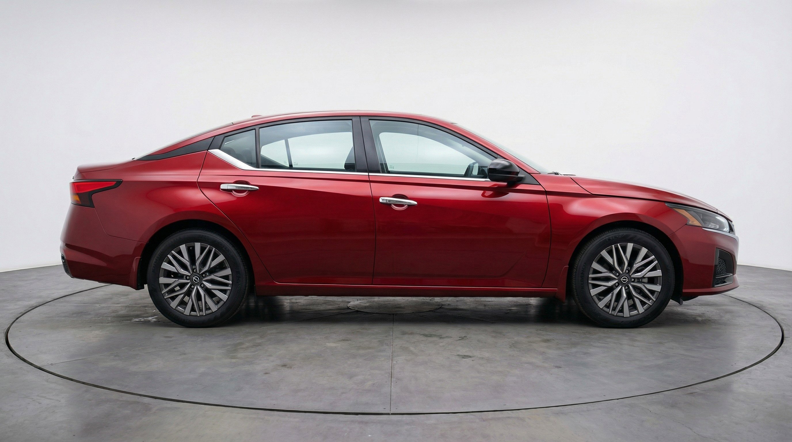 Used 2025 Nissan Altima 2.5 SV FWD image 11