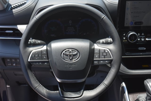 Used 2025 Toyota Highlander Limited FWD image 22