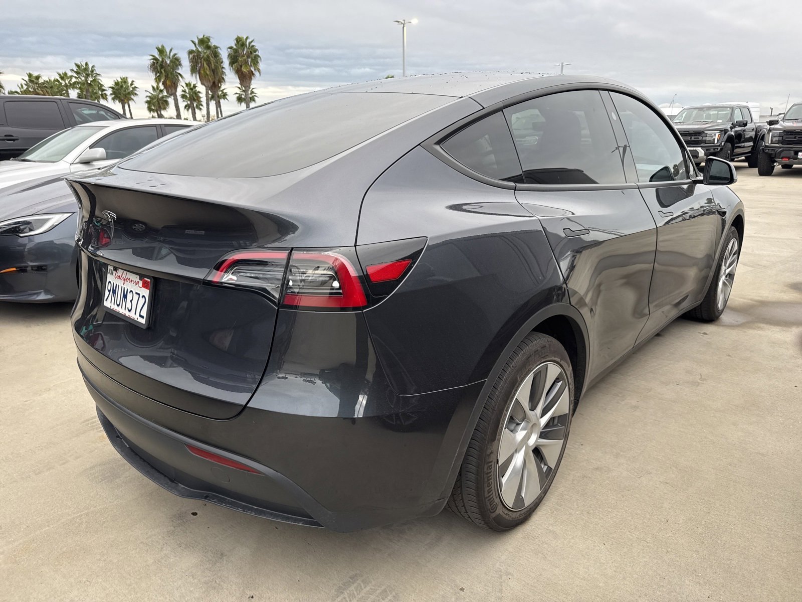 Used 2024 Tesla Model Y 2WD image 3