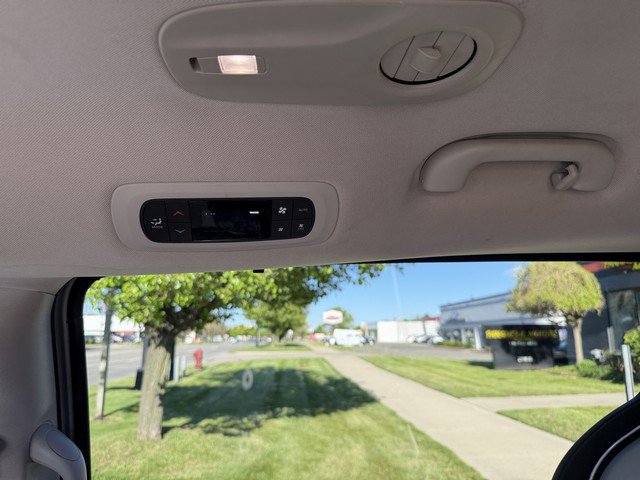 Used 2017 Chrysler Pacifica Touring-L FWD image 14