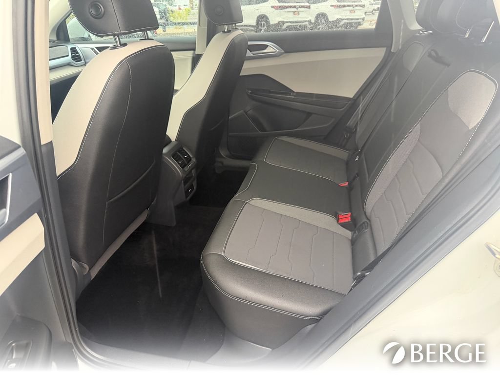 Used 2025 Volkswagen Taos SE FWD image 28
