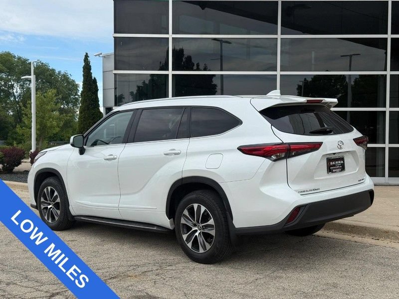 Used 2023 Toyota Highlander XLE AWD/4WD image 5