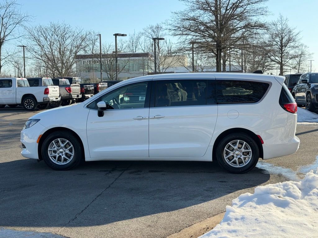 Certified 2022 Chrysler Voyager LX image 10