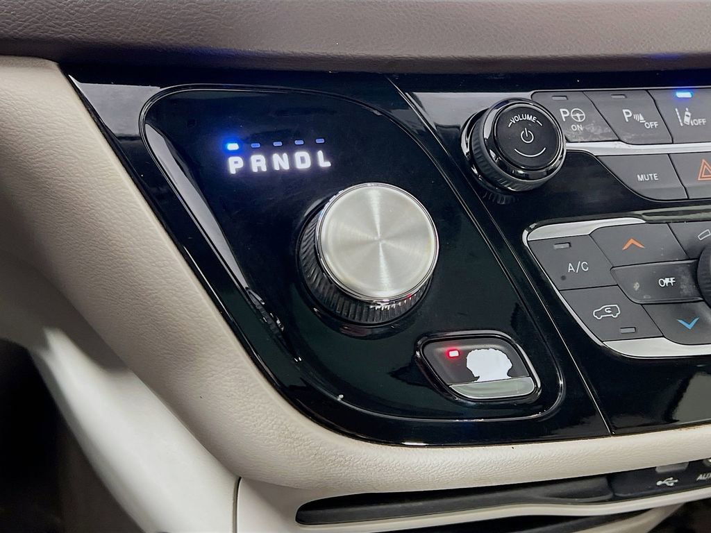 Used 2019 Chrysler Pacifica Touring-L w/ Advanced Safetytec Group FWD image 17