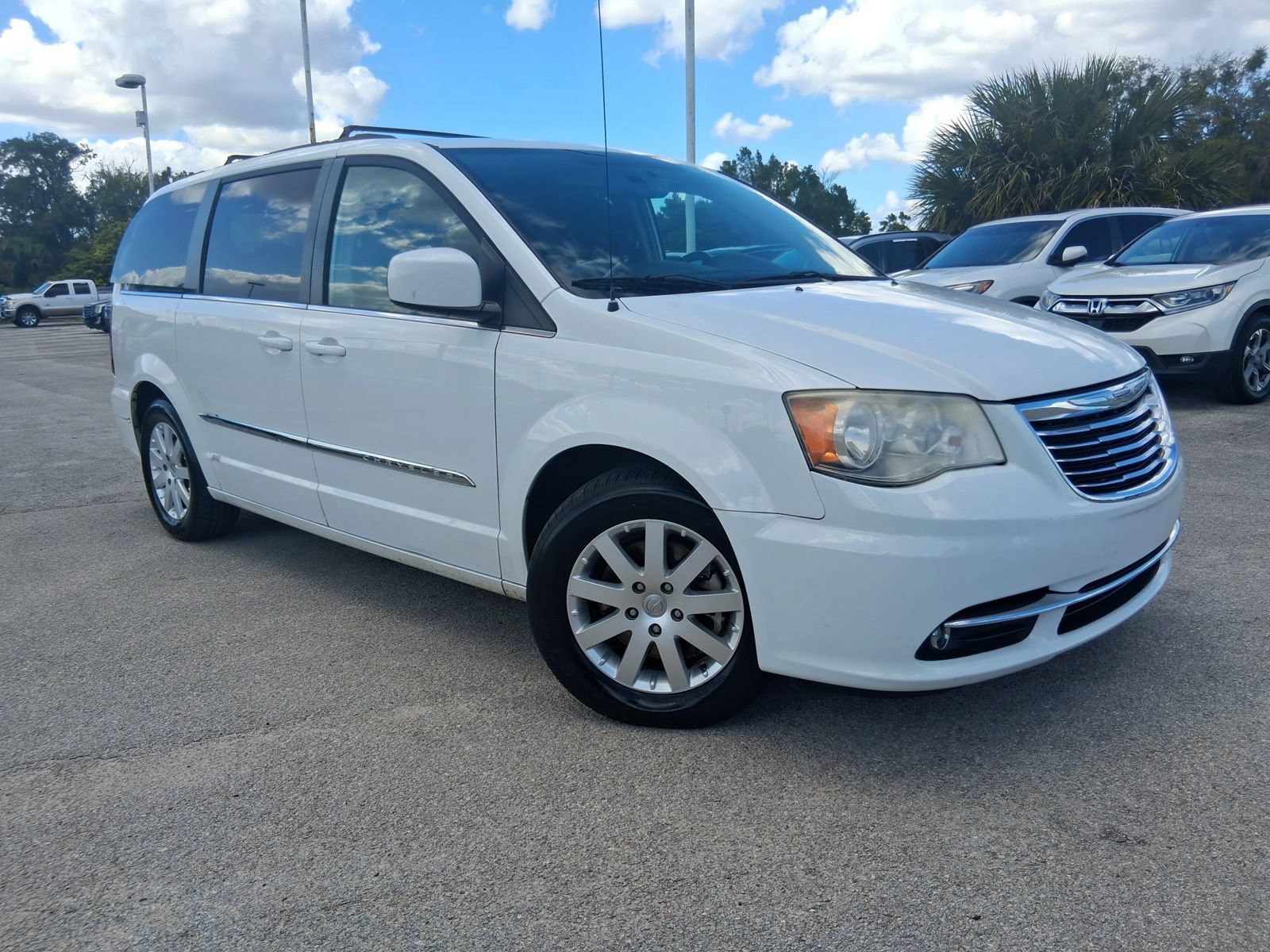 Used 2014 Chrysler Town & Country Touring FWD image 1
