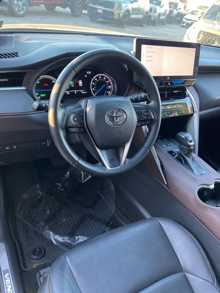 Used 2023 Toyota Venza XLE image 12