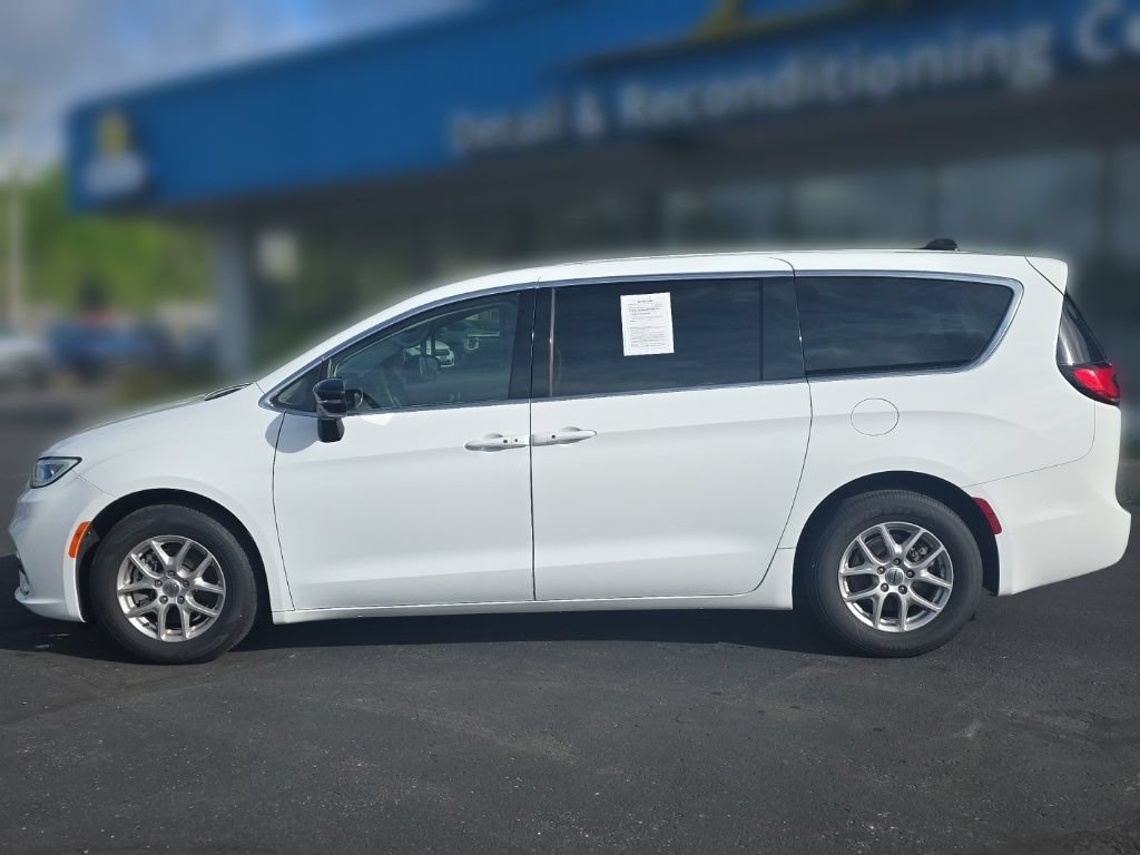 Used 2024 Chrysler Pacifica Touring-L FWD image 2