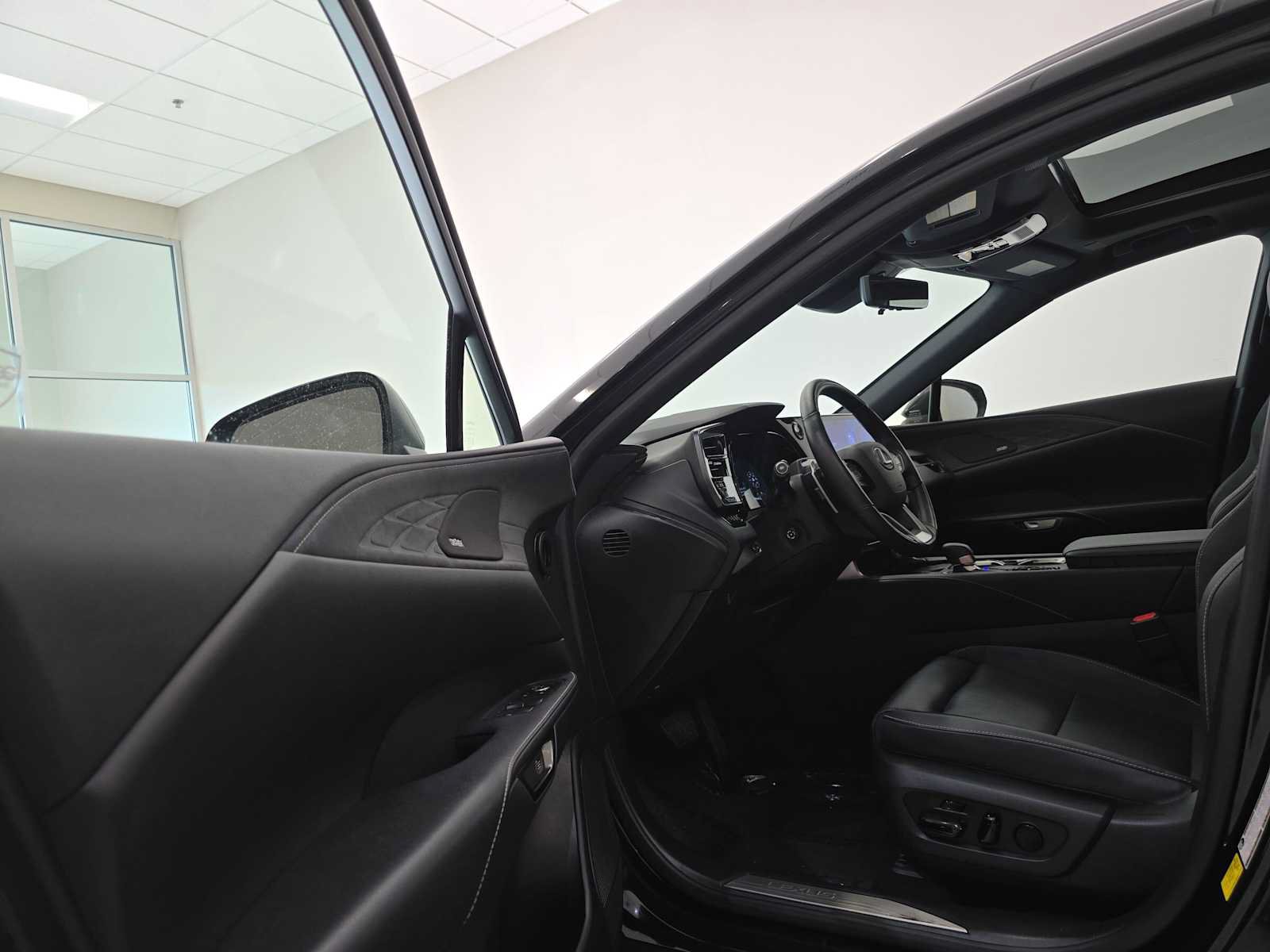 Used 2025 Lexus RX 450h AWD w/ Convenience Package image 22