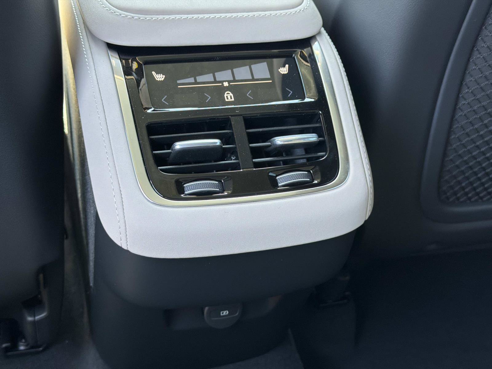 New 2027 Volvo XC90 B6 Bright AWD/4WD image 10