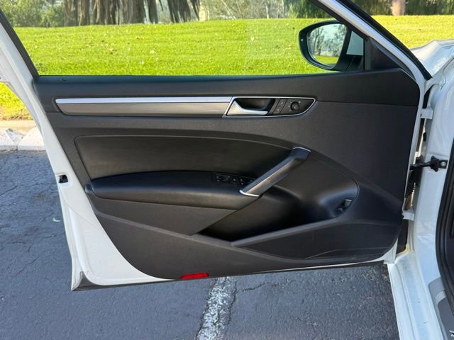 Used 2018 Volkswagen Passat 2.0T R-Line w/ R-Line Lighting Package image 7