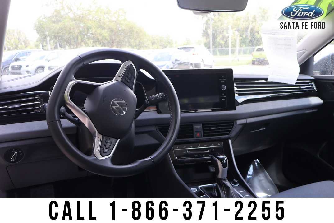 Used 2025 Volkswagen Jetta SE FWD image 16