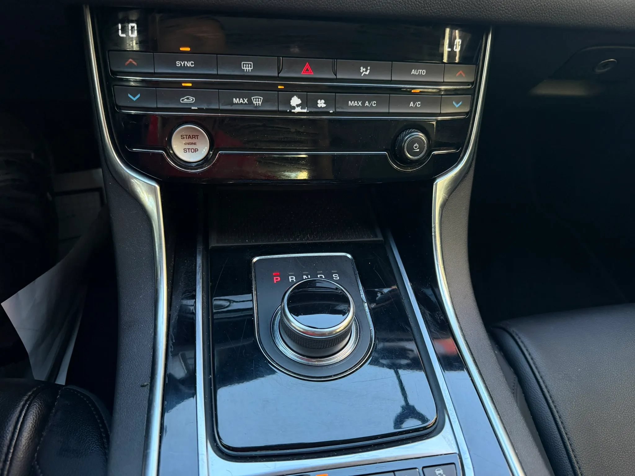 Used 2018 Jaguar XF AWD image 31