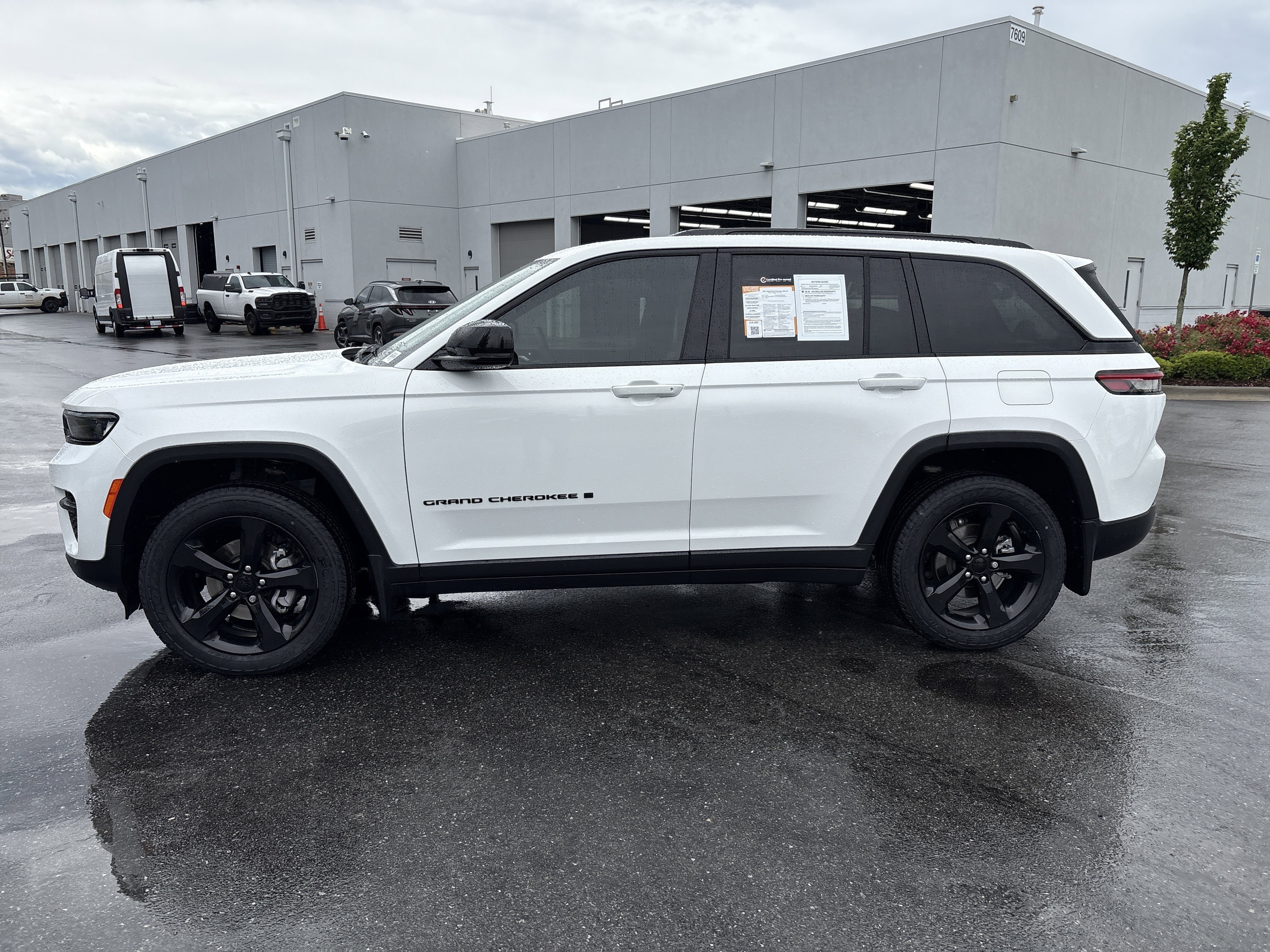Certified 2023 Jeep Grand Cherokee Altitude AWD/4WD image 6