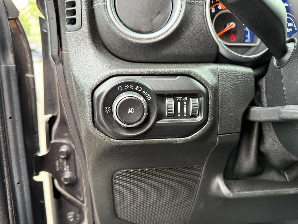 Used 2020 Jeep Wrangler Unlimited Sahara AWD/4WD image 12