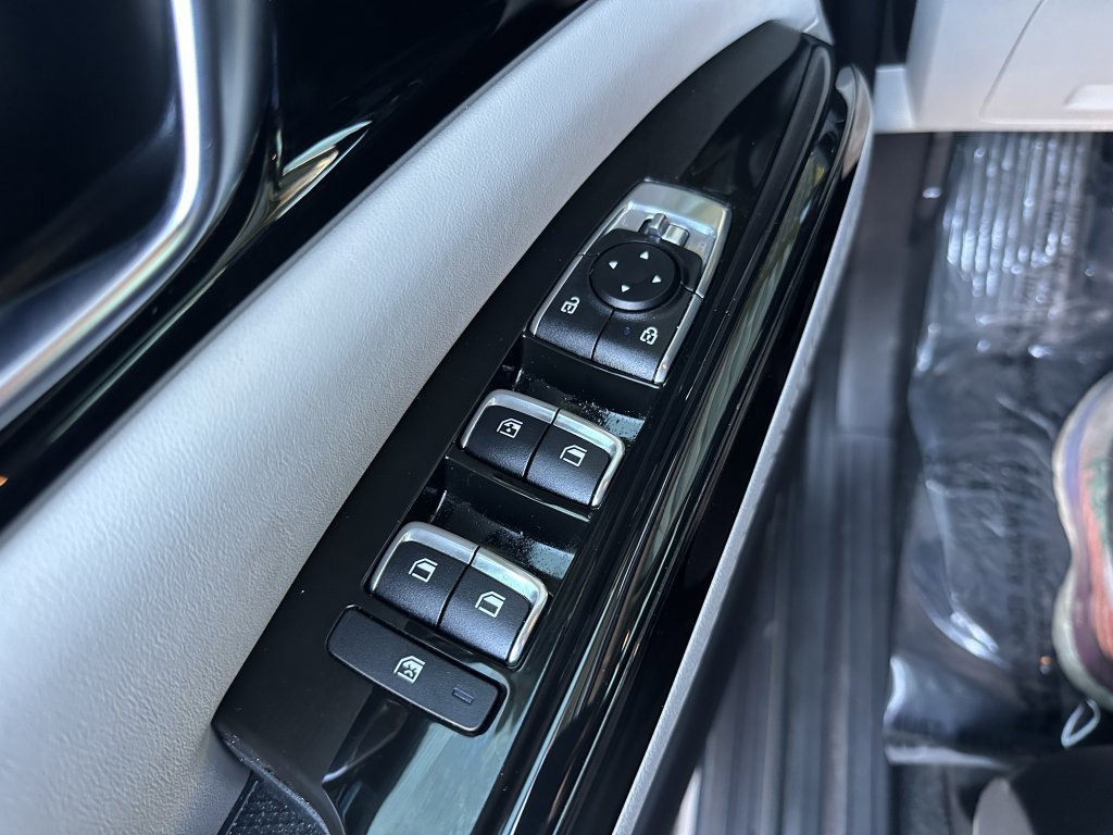 Used 2024 Kia Carnival EX image 31