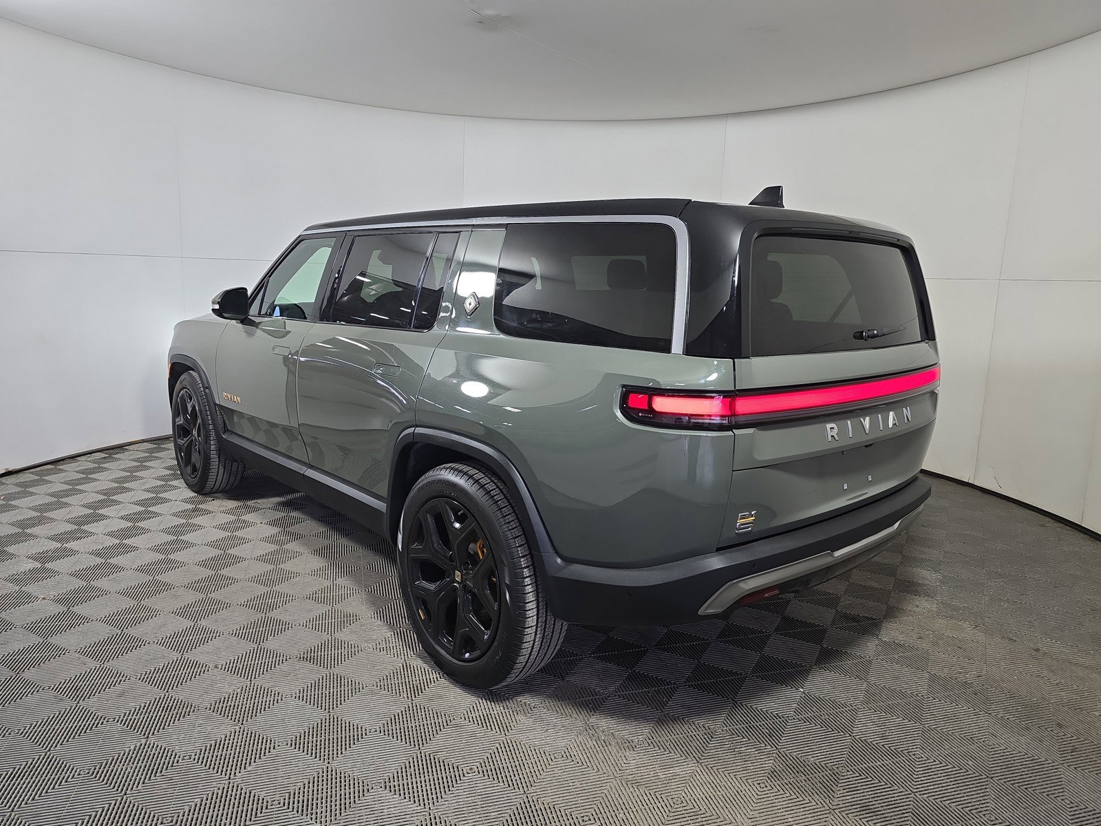 Used 2022 Rivian R1S Launch Edition image 3