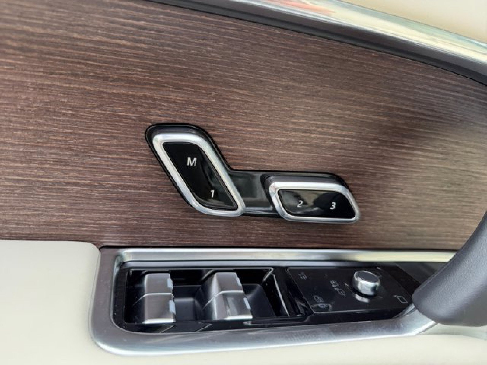 Certified 2025 Land Rover Range Rover SE AWD/4WD image 11