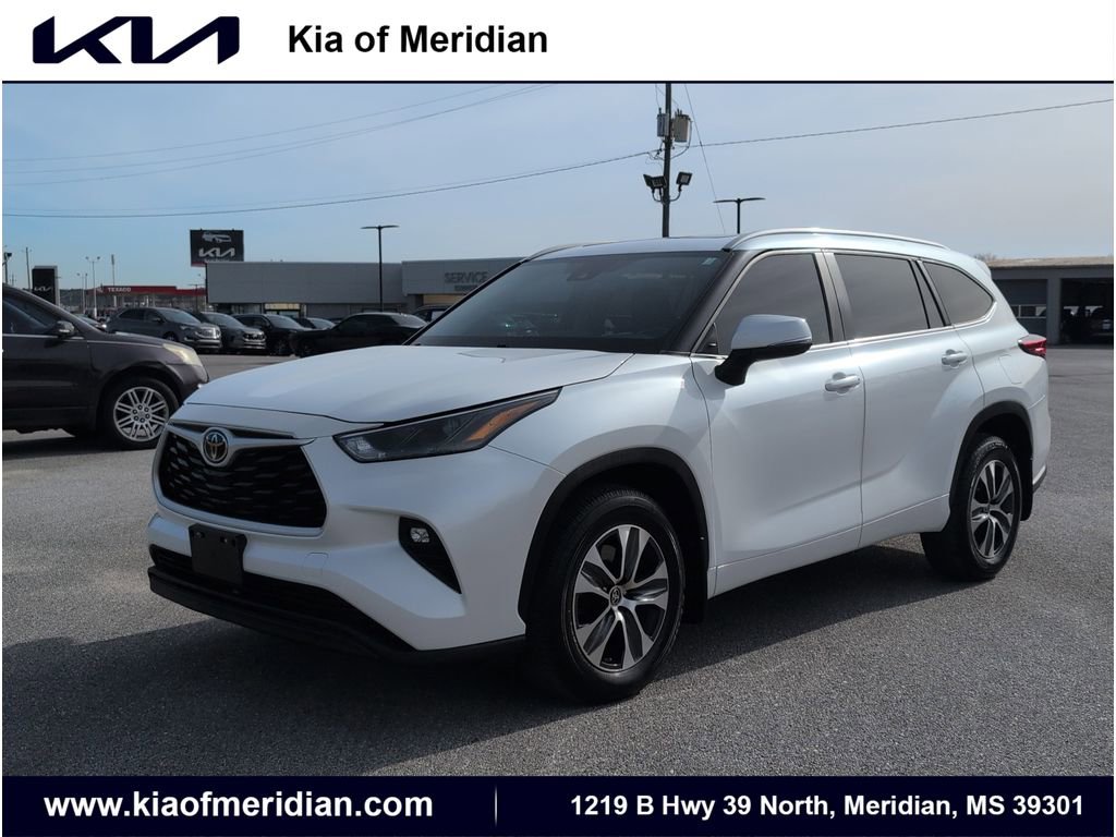 Used 2023 Toyota Highlander XLE image 1