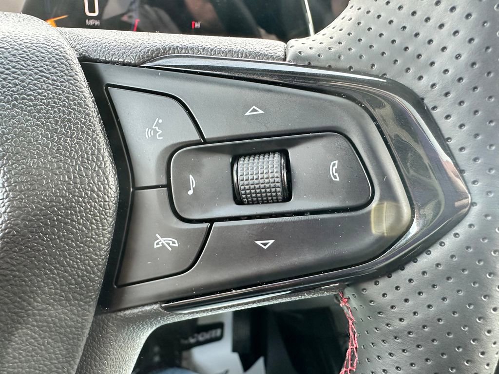 Used 2025 Chevrolet Trax RS w/ Sunroof Package image 11