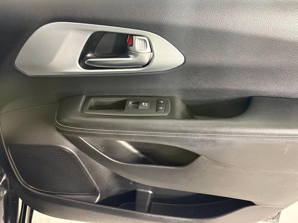 Used 2020 Chrysler Pacifica Touring-L Plus FWD image 12