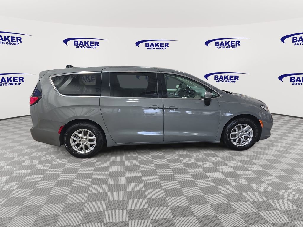 Used 2023 Chrysler Pacifica Touring-L image 4