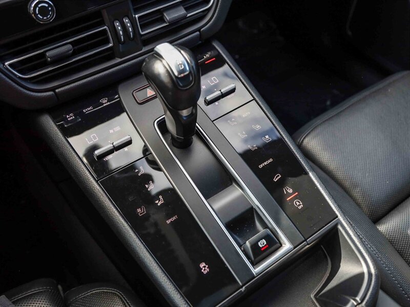 Used 2023 Porsche Macan w/ Premium Package Plus AWD/4WD image 32