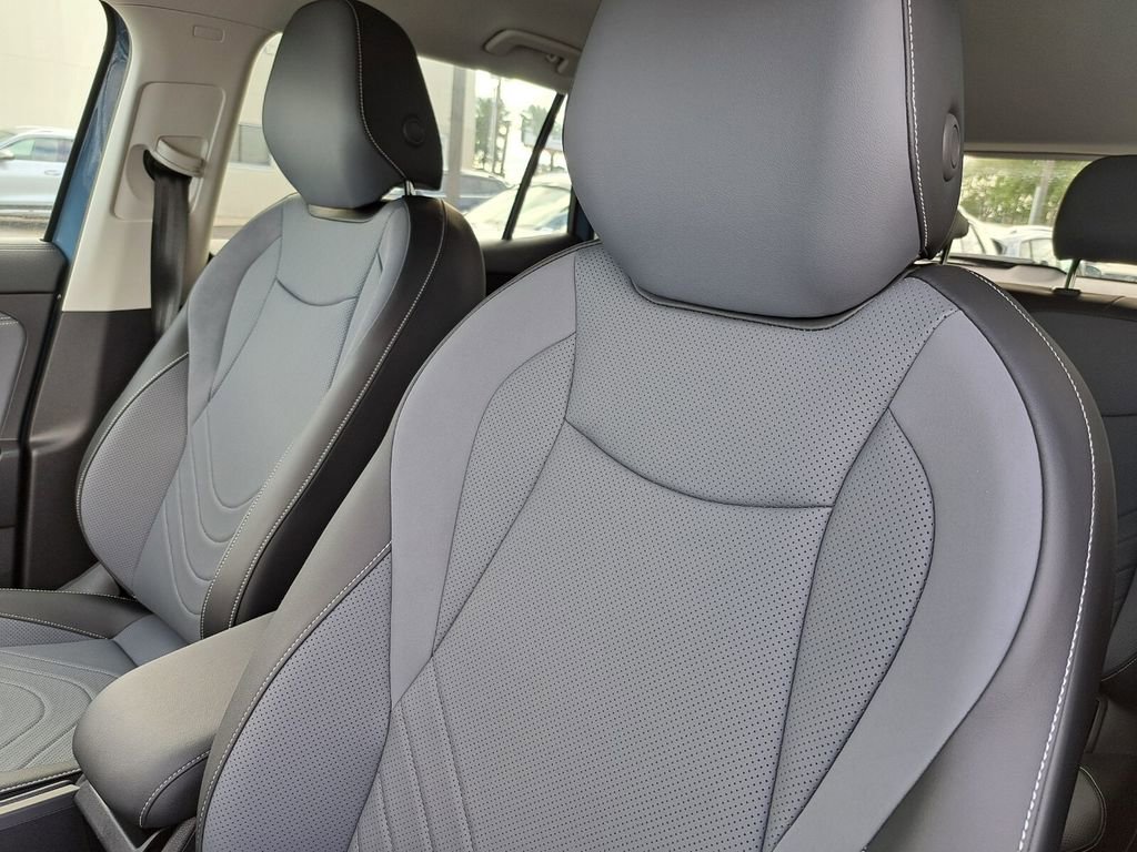 New 2025 Volkswagen Tiguan SE image 19