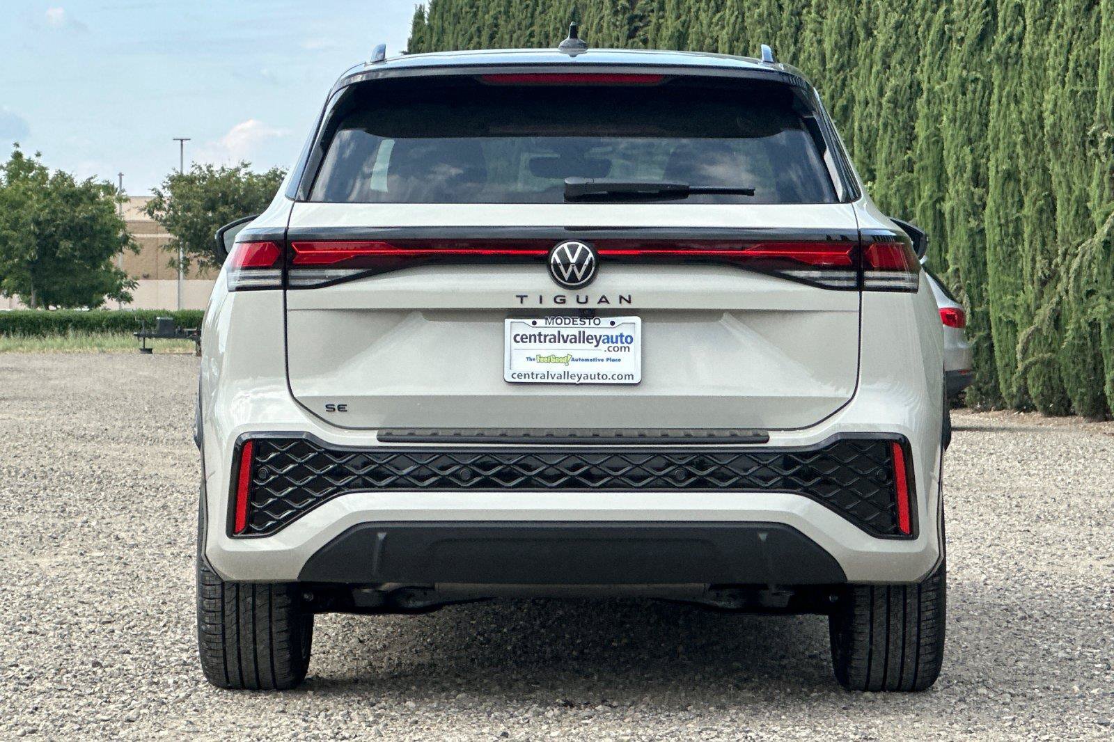 New 2026 Volkswagen Tiguan SE R-Line FWD image 4