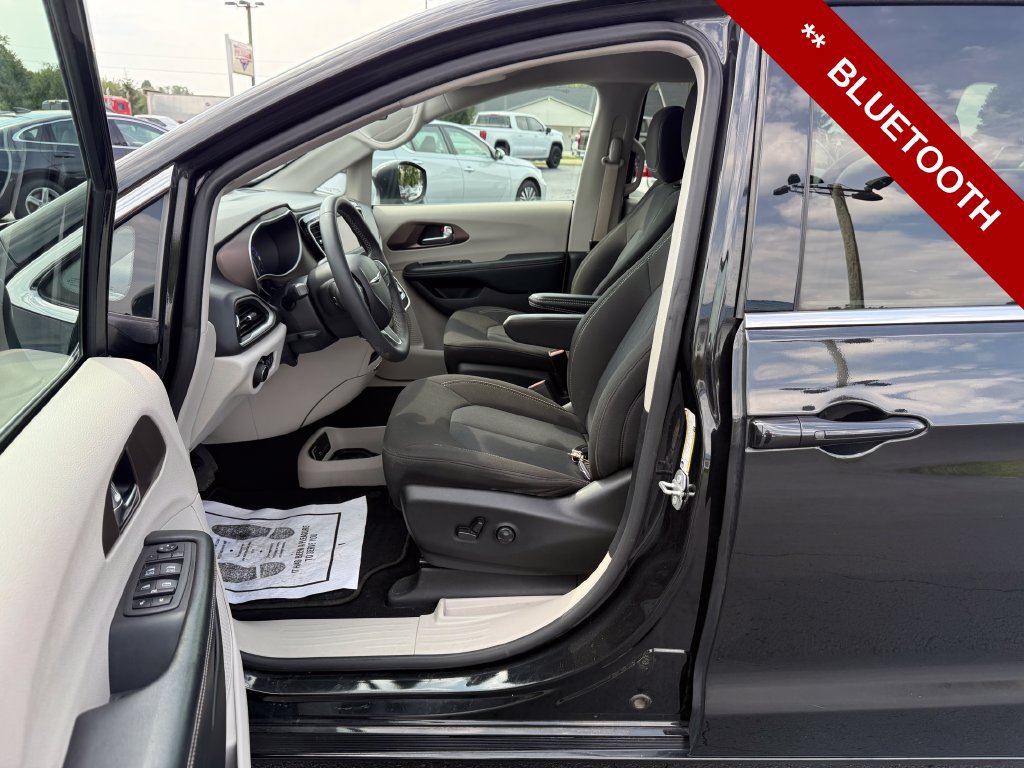 Used 2022 Chrysler Voyager LX FWD image 12