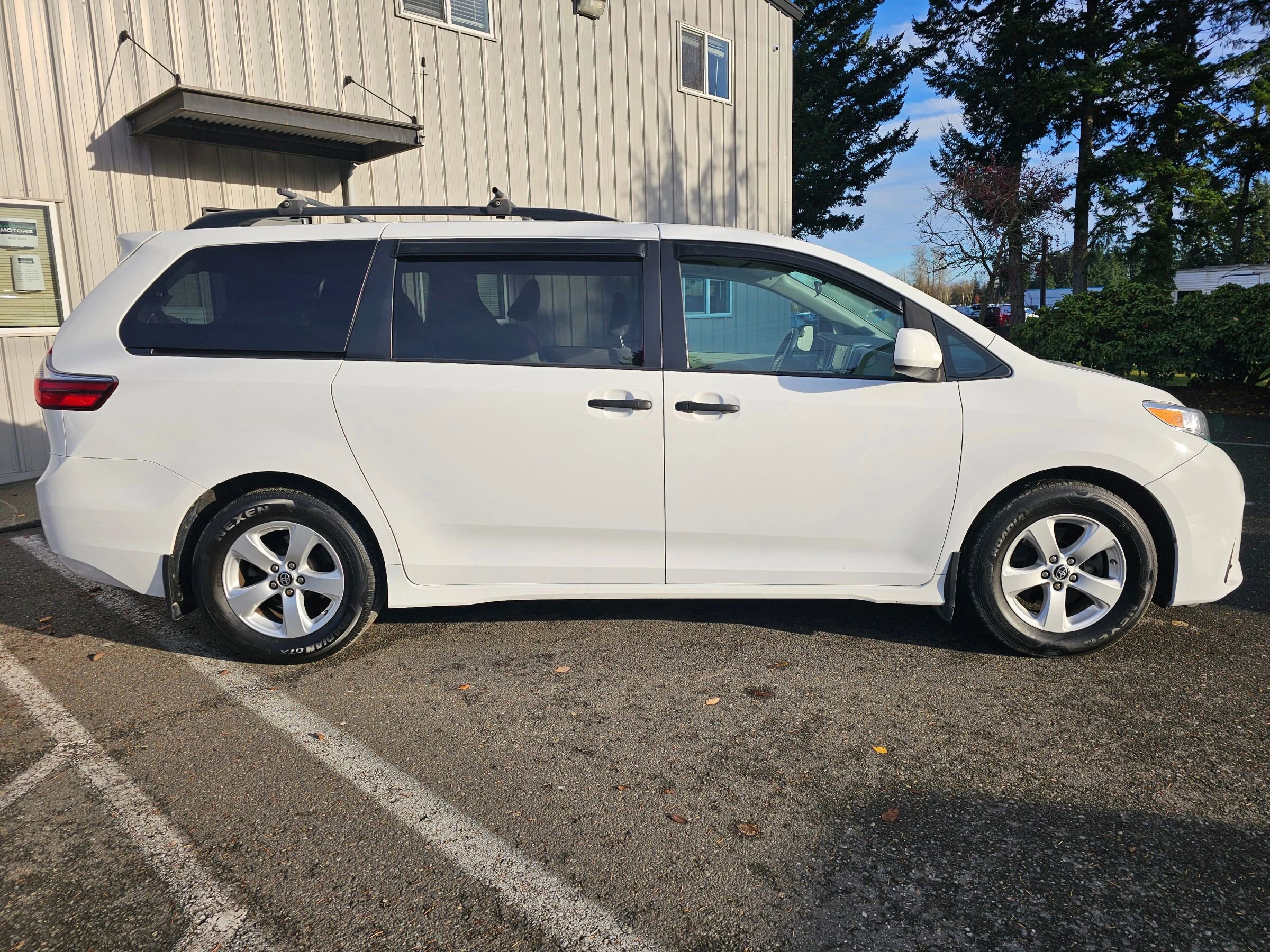 Used 2020 Toyota Sienna L image 2