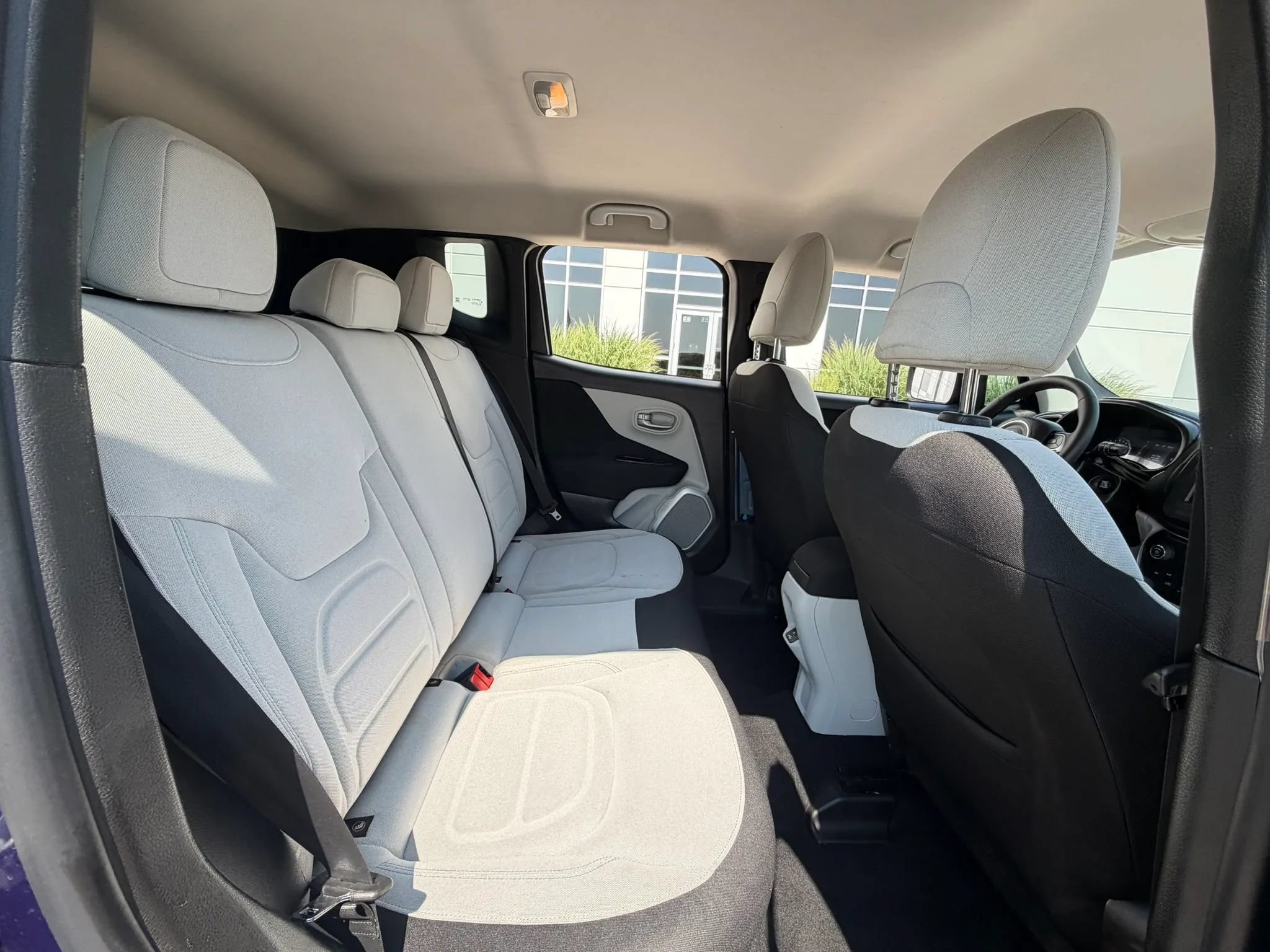 Used 2018 Jeep Renegade Latitude FWD image 20