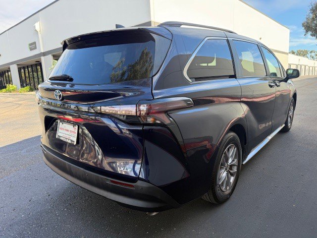 Used 2025 Toyota Sienna XLE image 3