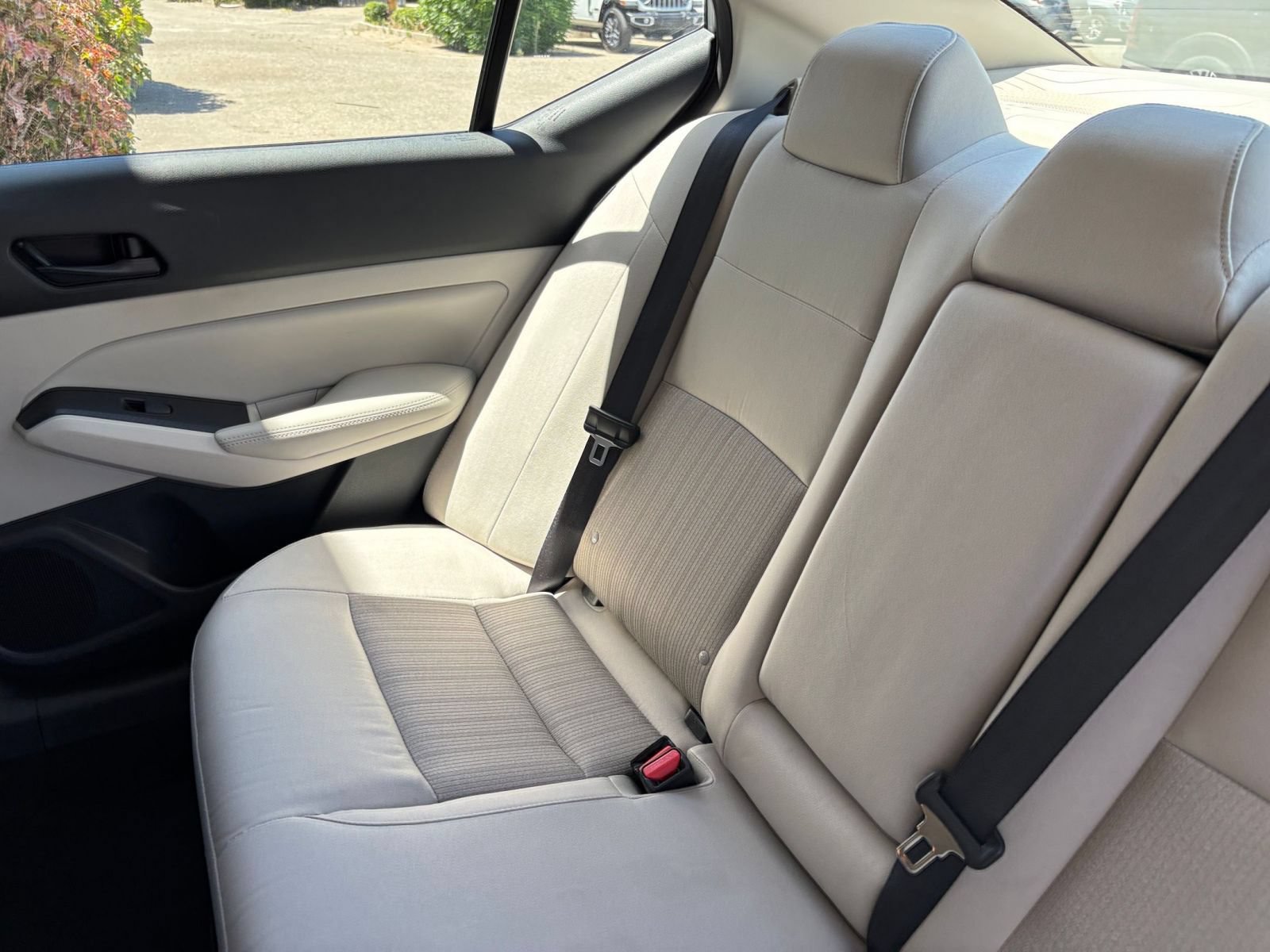 Used 2025 Nissan Altima 2.5 SV FWD image 40