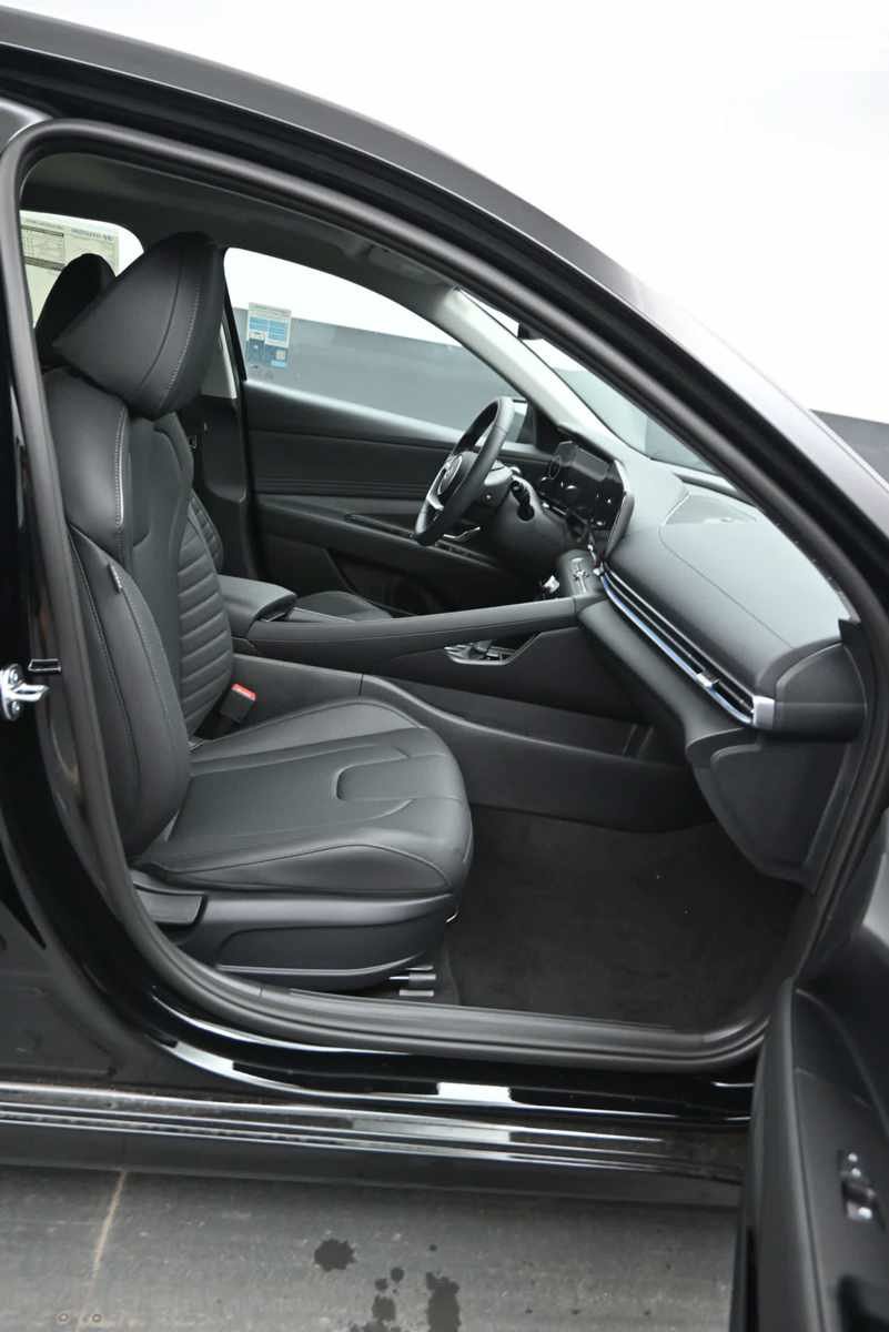 New 2026 Hyundai Elantra Limited FWD image 11