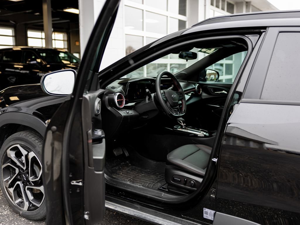 Used 2025 Chevrolet Trax RS w/ Sunroof Package image 29