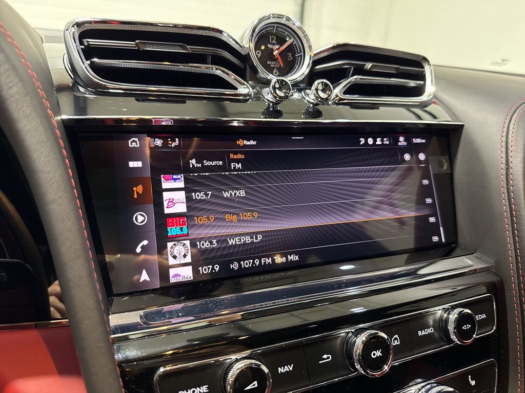 Used 2023 Bentley Bentayga AWD/4WD image 24